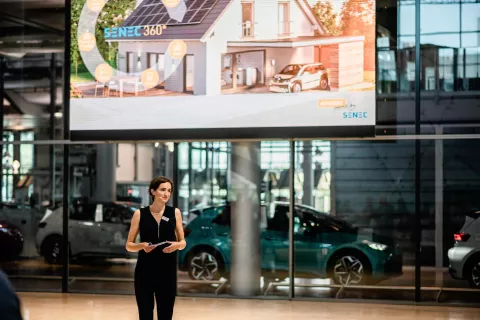 Vortrag der SENEC Geschäftsführung bei der Übergabe von Elektroautos an SENEC Fachpartner